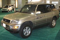 Toyota RAV4 EV. Ten mini-SUV był w ofercie w latach 1997 – 2003. Zasięg: 130 – 190 km. Zużycie energii: 14–21 kWh na 100 km. Samochodami RAV4 EV jeździła policja w brytyjskim Jersey.